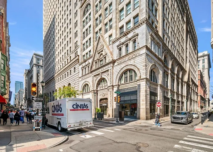 Charming Home In Heart Of City With King Size Bed!