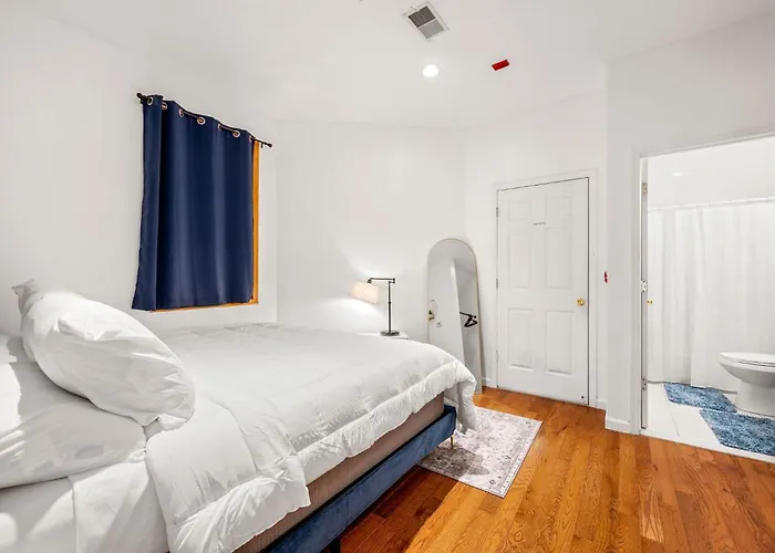 Charming Home In Heart Of City With King Size Bed!