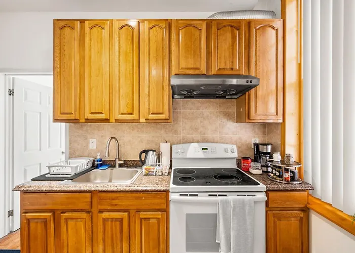 Charming Home In Heart Of City With King Size Bed!