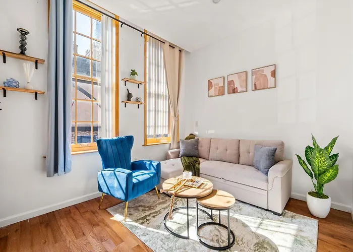 Charming Home In Heart Of City With King Size Bed!