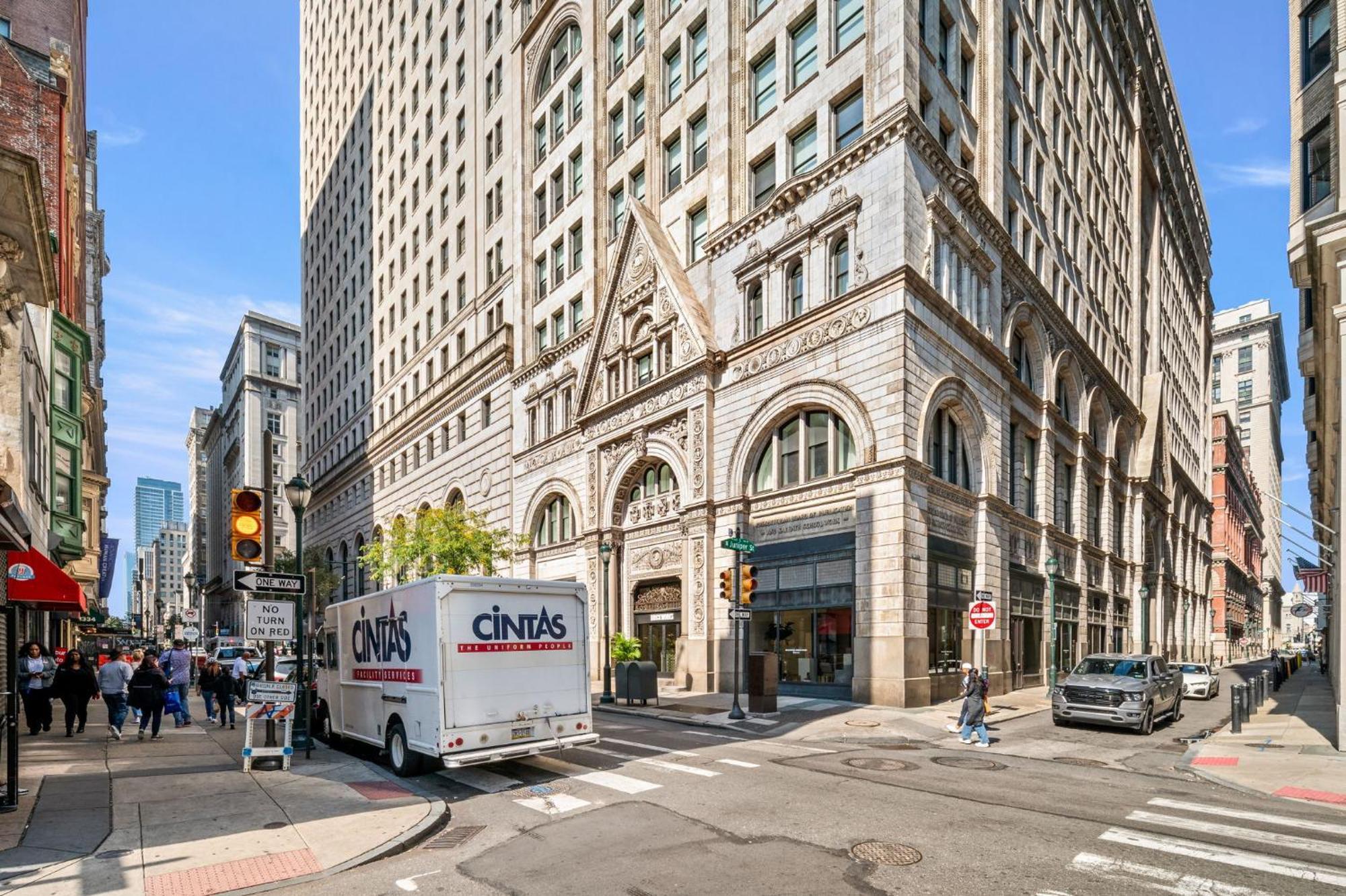 Charming In Heart Of With King Size Bed!