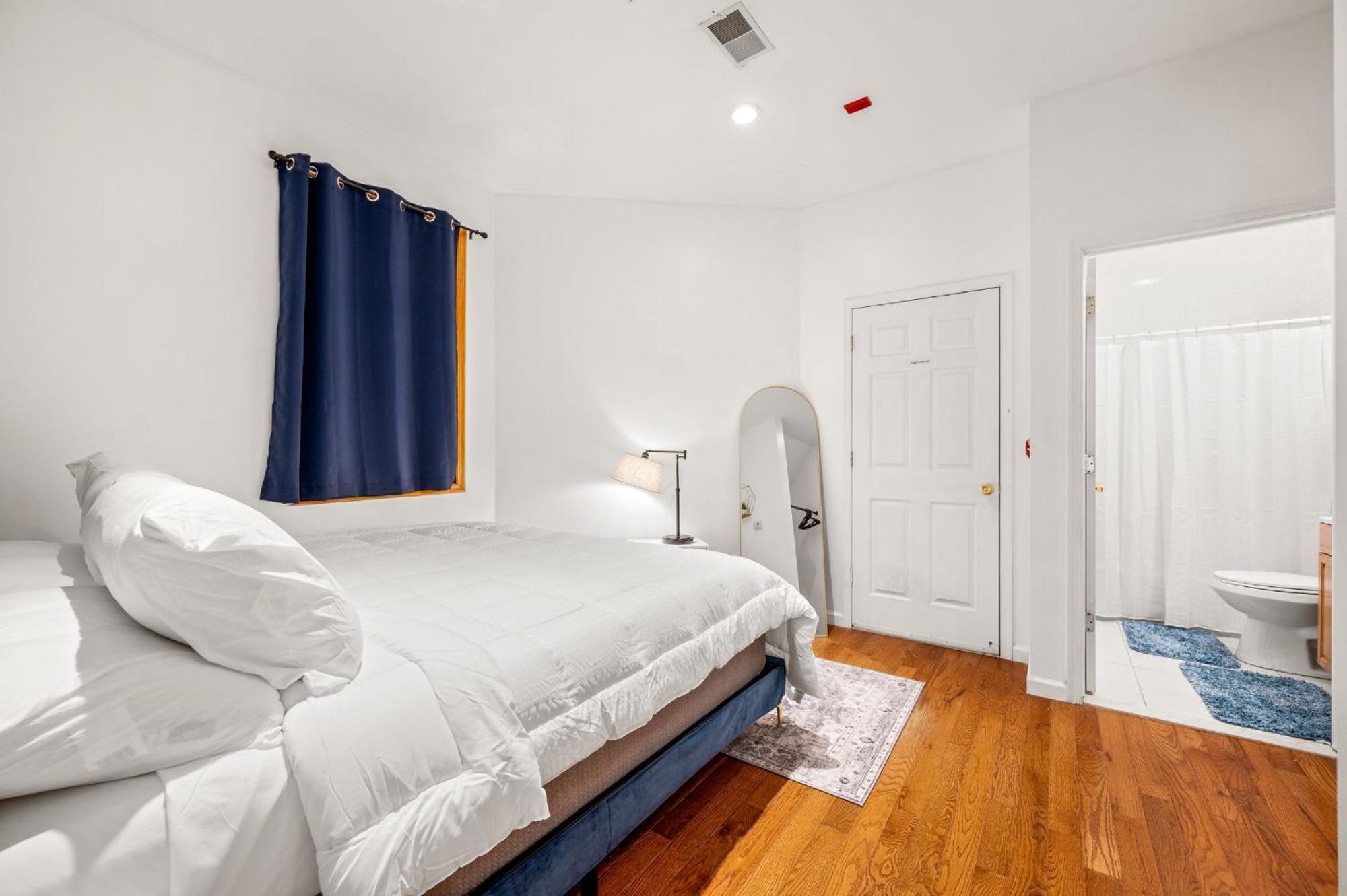 Charming In Heart Of With King Size Bed! Apartment *