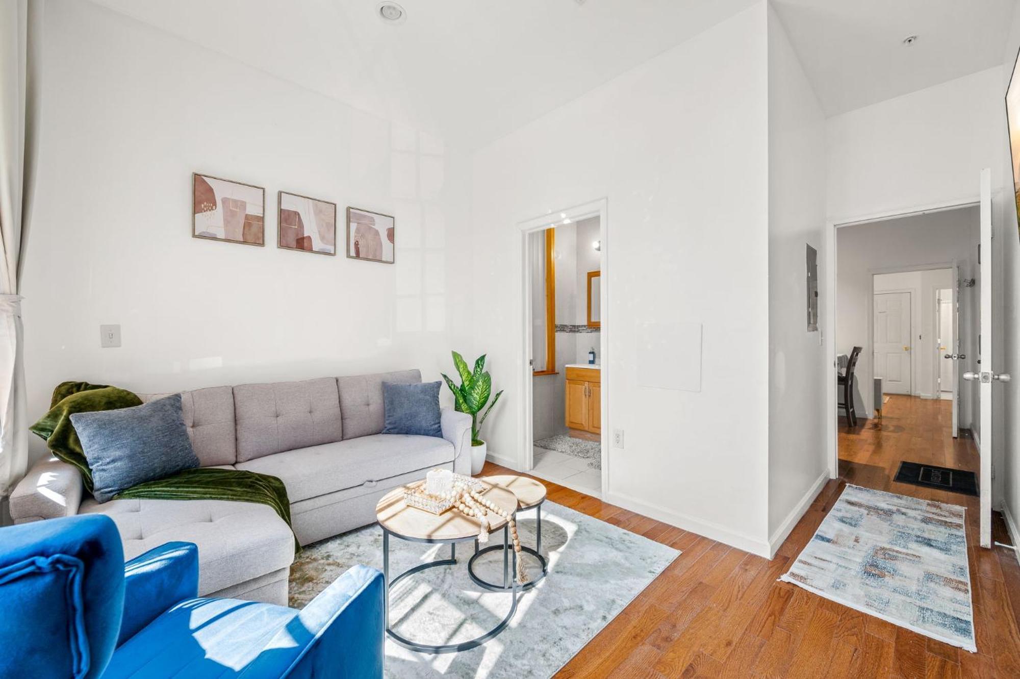 Apartment Charming In Heart Of With King Size Bed! *