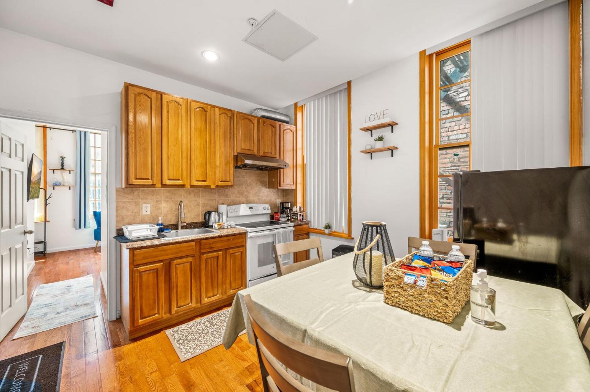 Charming In Heart Of With King Size Bed! * Philadelphia
