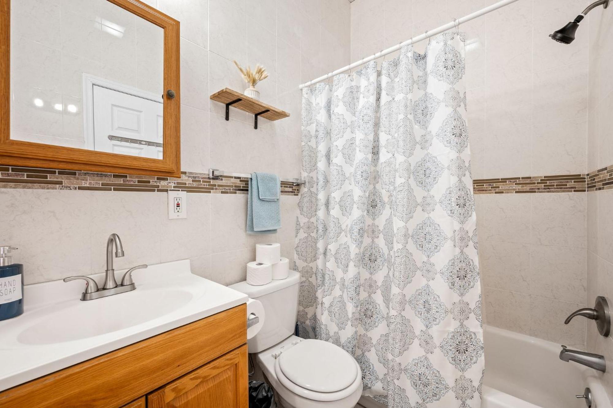 Charming In Heart Of With King Size Bed! * Philadelphia