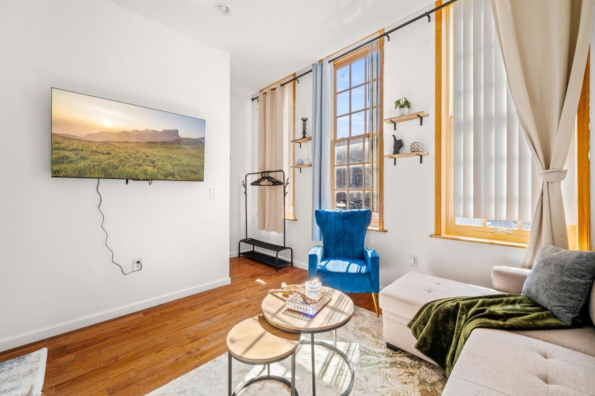 Charming In Heart Of With King Size Bed! Apartment